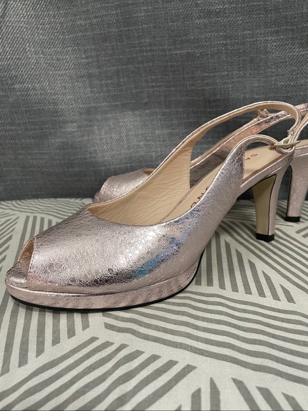 Sacha London rose gold metallic peep toe high heel shoes size 8.5
